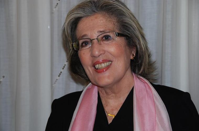 Nguoi dan ba 85 tuoi viet sach ve noi dau va niem tin trong mua dich hinh anh