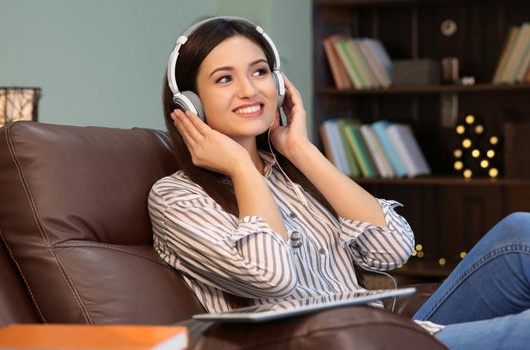 Sach noi tieng Tay Ban Nha len ngoi mua dich hinh anh