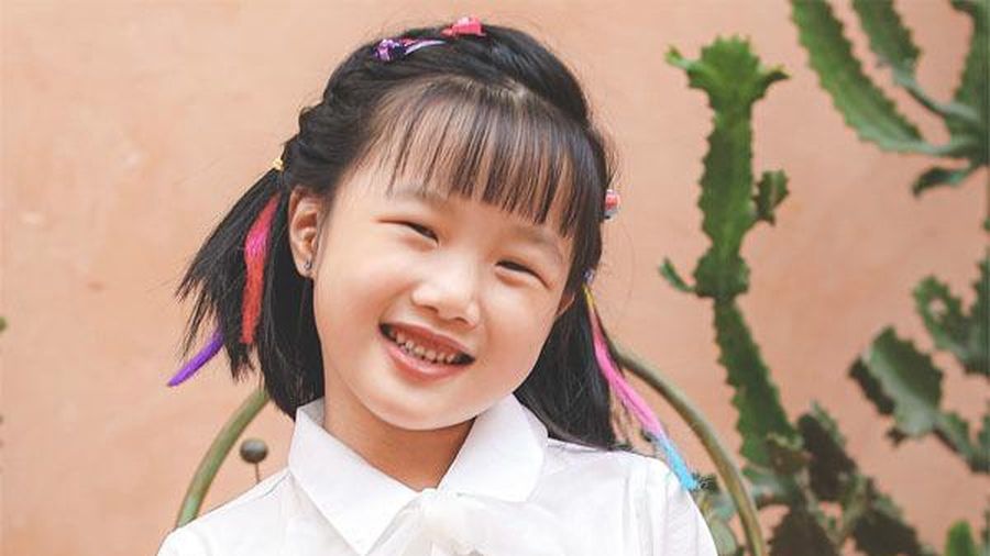 Co be 7 tuoi thong thao nhieu ngoai ngu hinh anh