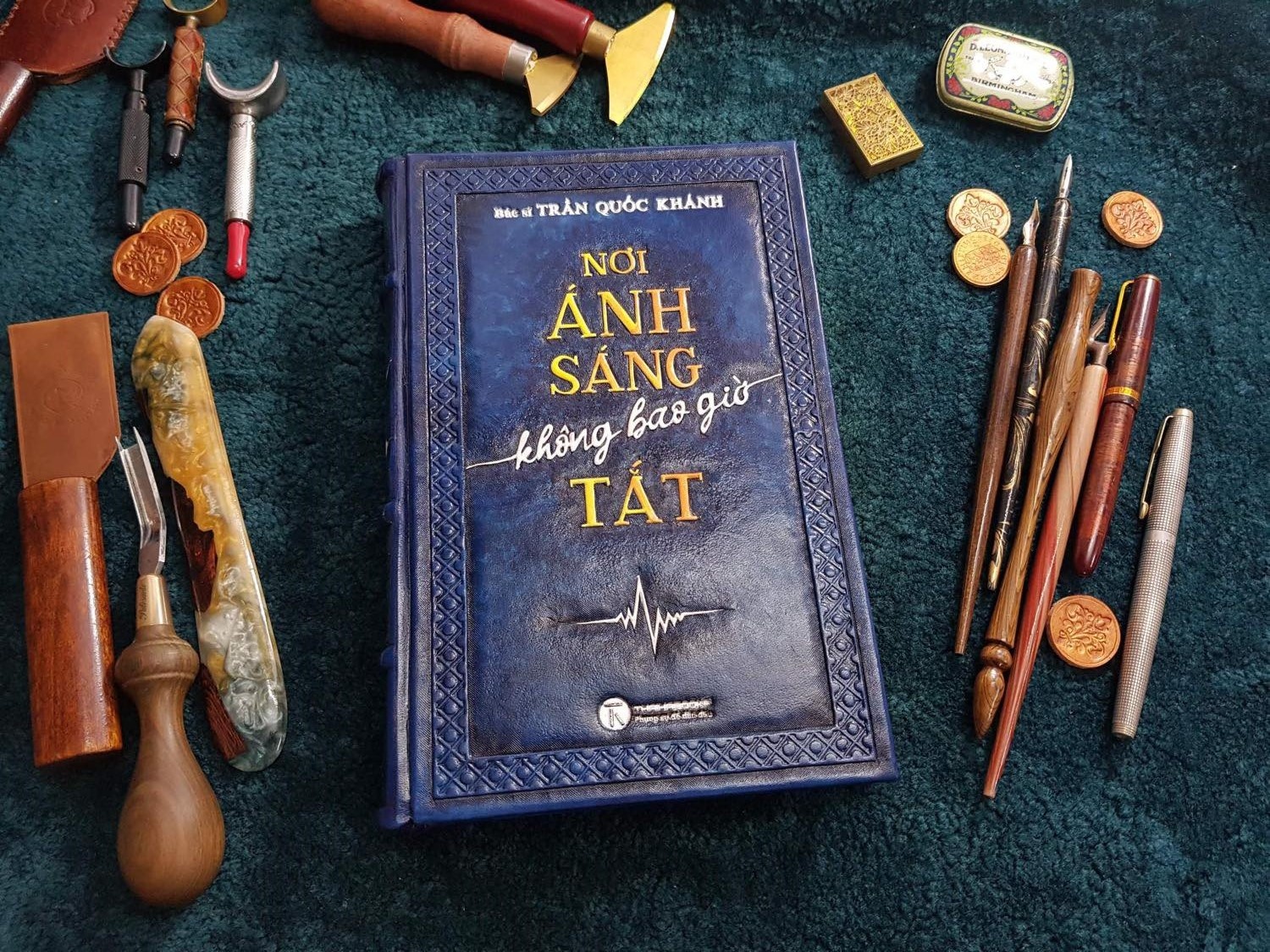 Dau gia sach ung ho quy vaccine phong, chong Covid-19 hinh anh