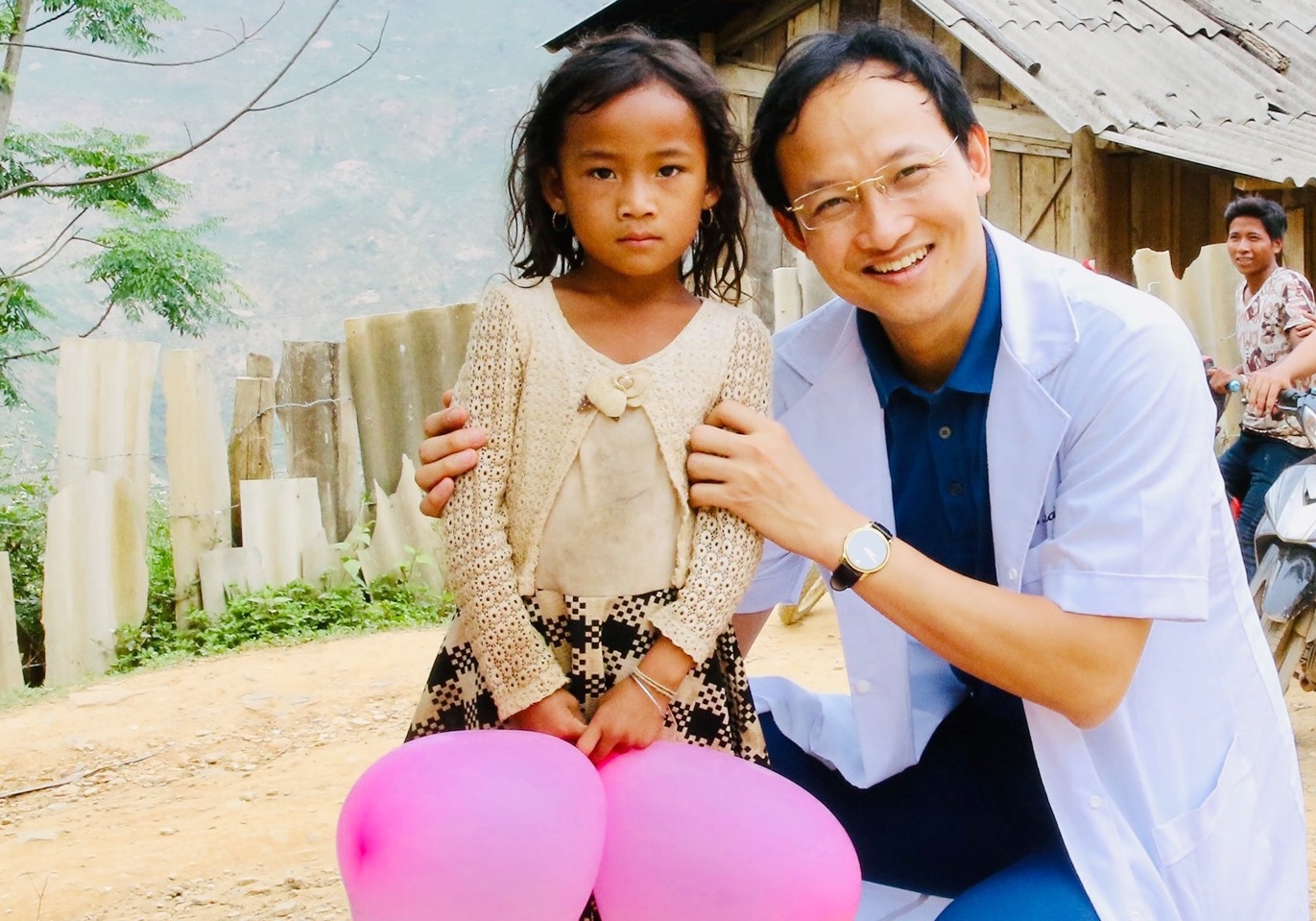 Bac si viet sach truyen cam hung hinh anh