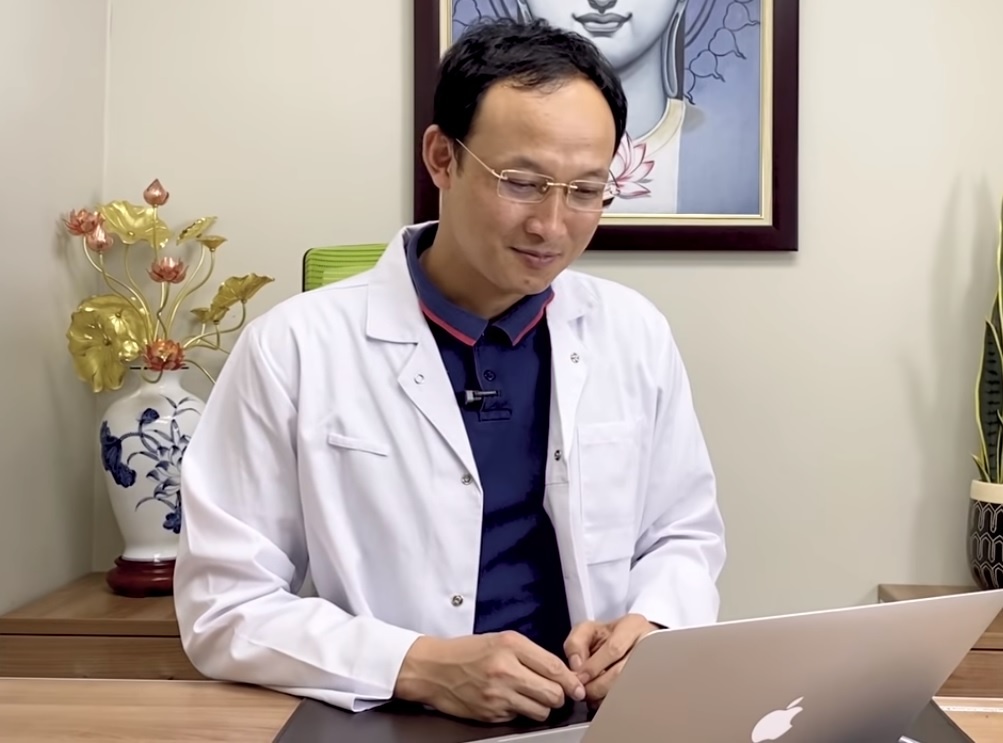 Bac si tu van suc khoe tren mang xa hoi hinh anh