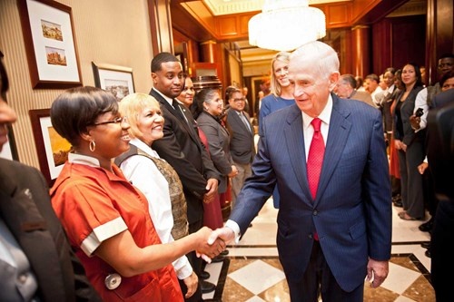 Ong hoang khach san anh 2