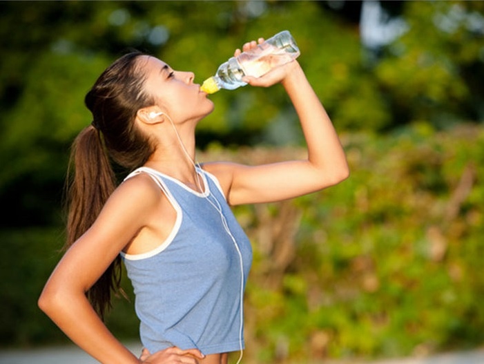 Uong nuoc dung cach giup tre hon 10 tuoi hinh anh