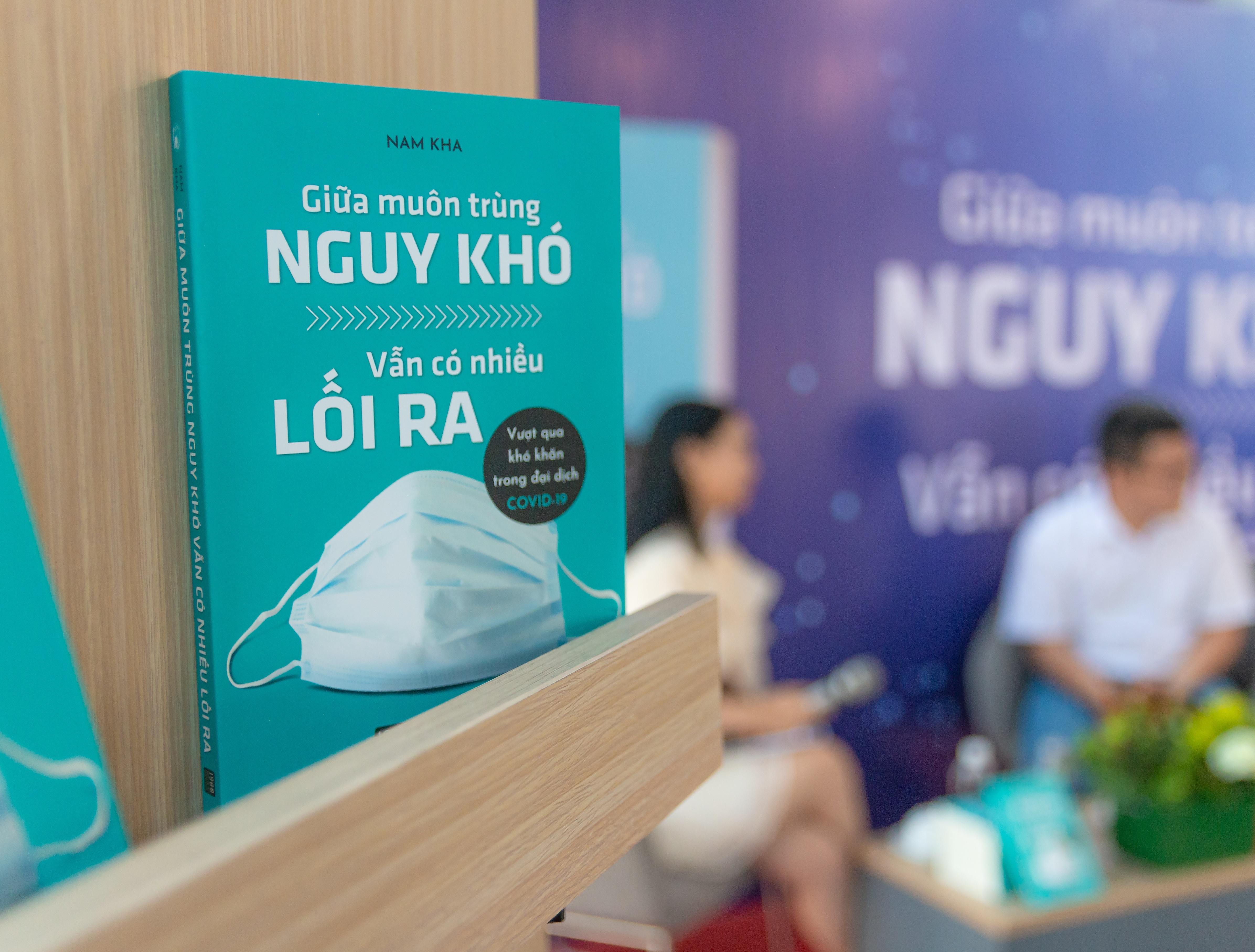 Nha van tre viet sach mua dich anh 1