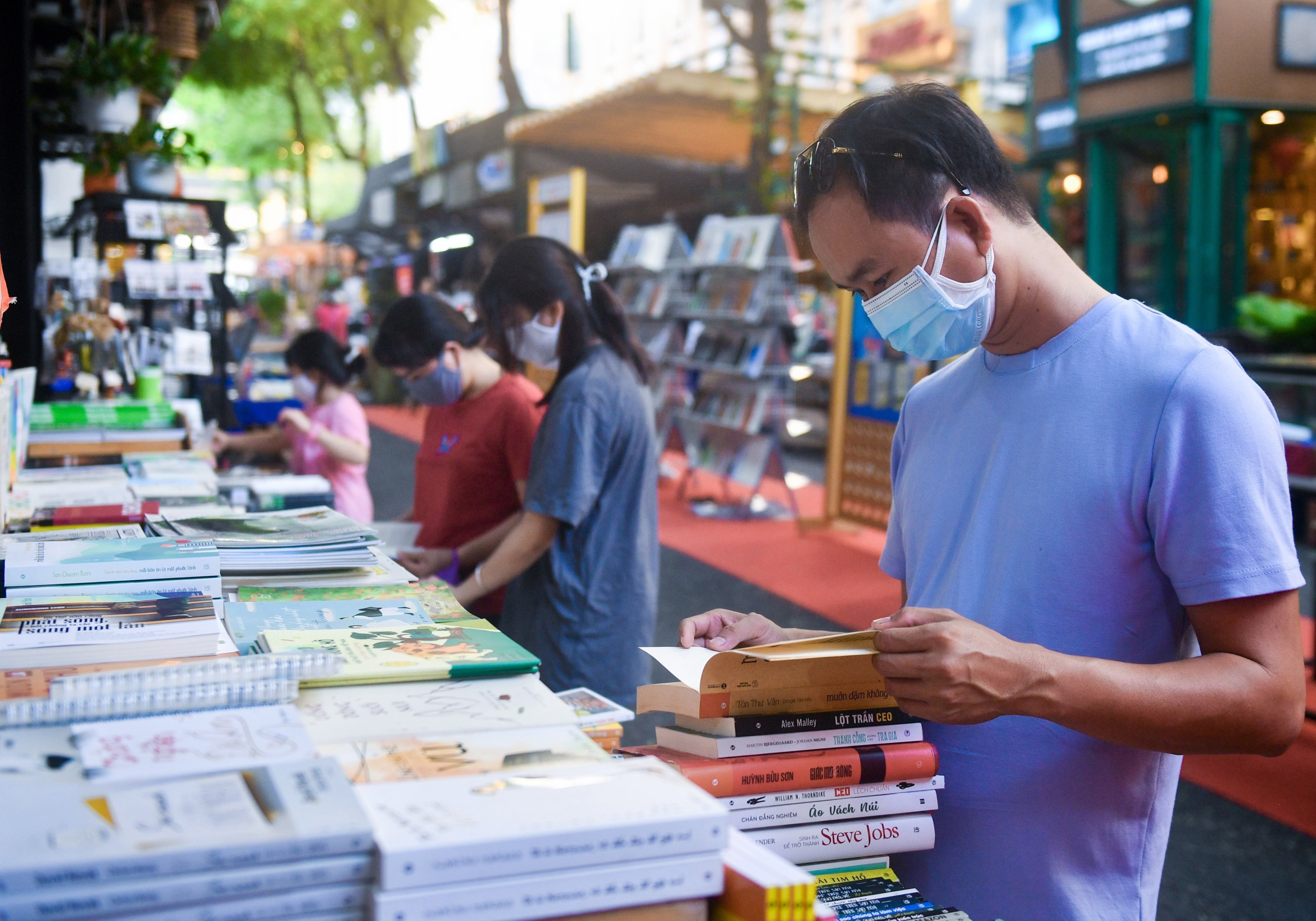 Nganh xuat ban chung tay phong, chong dich Covid-19 hinh anh