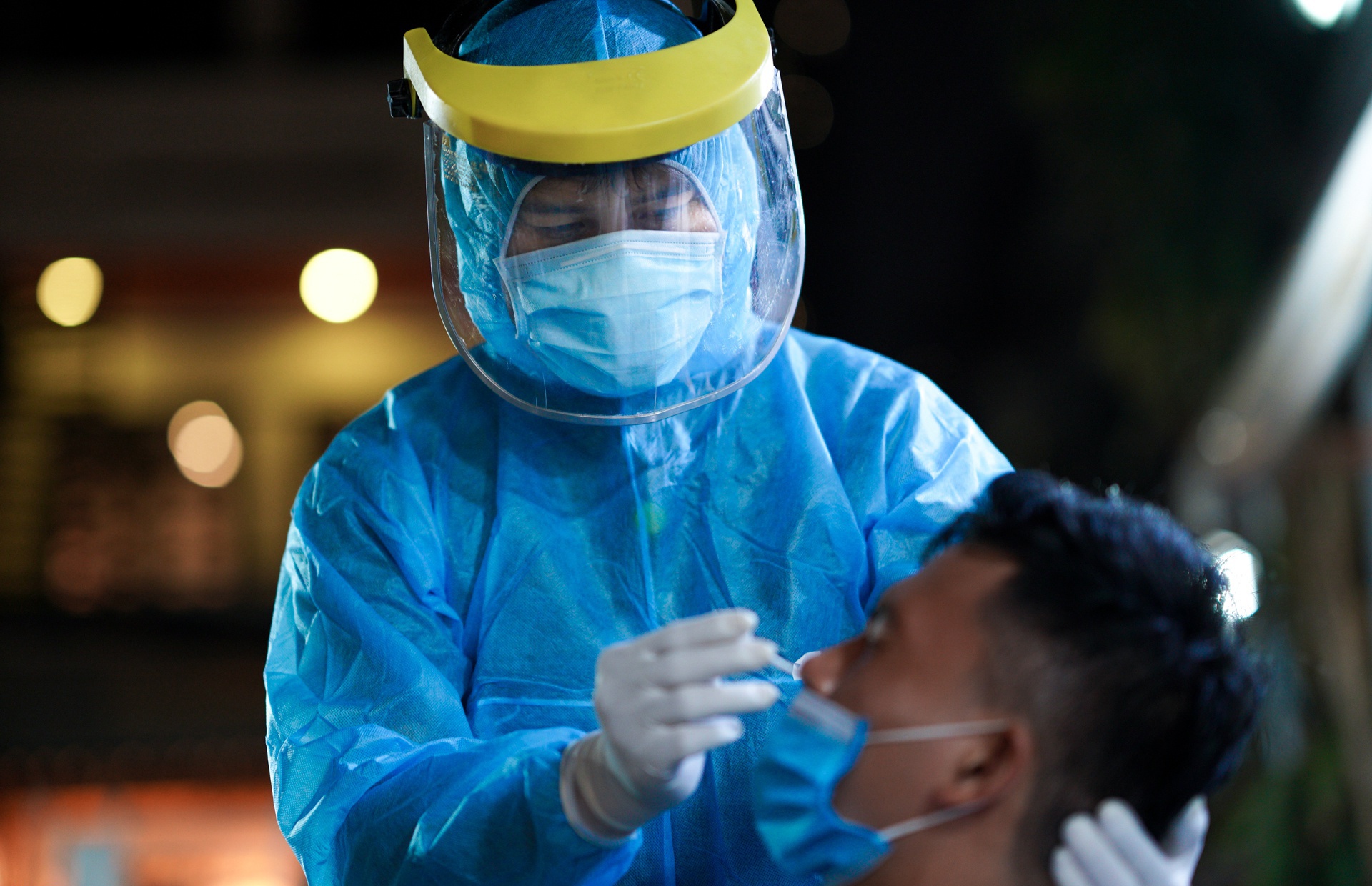 Can lam gi de phong, chong Covid-19 tai noi lam viec? hinh anh