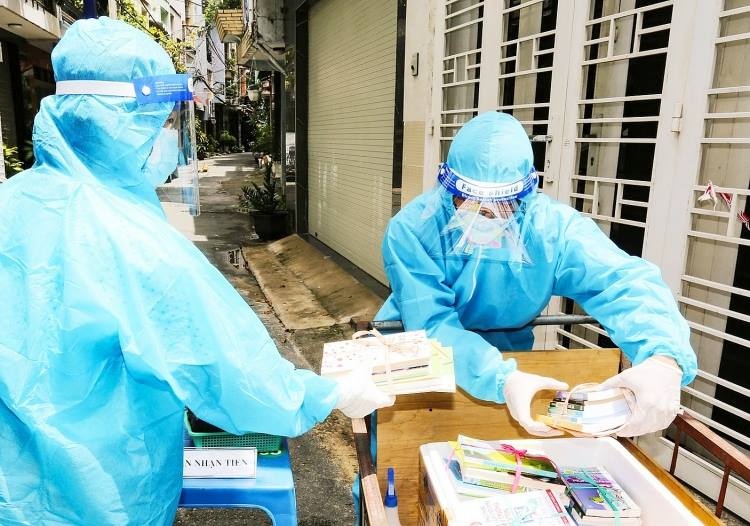 Nha van viet sach chong dich anh 4