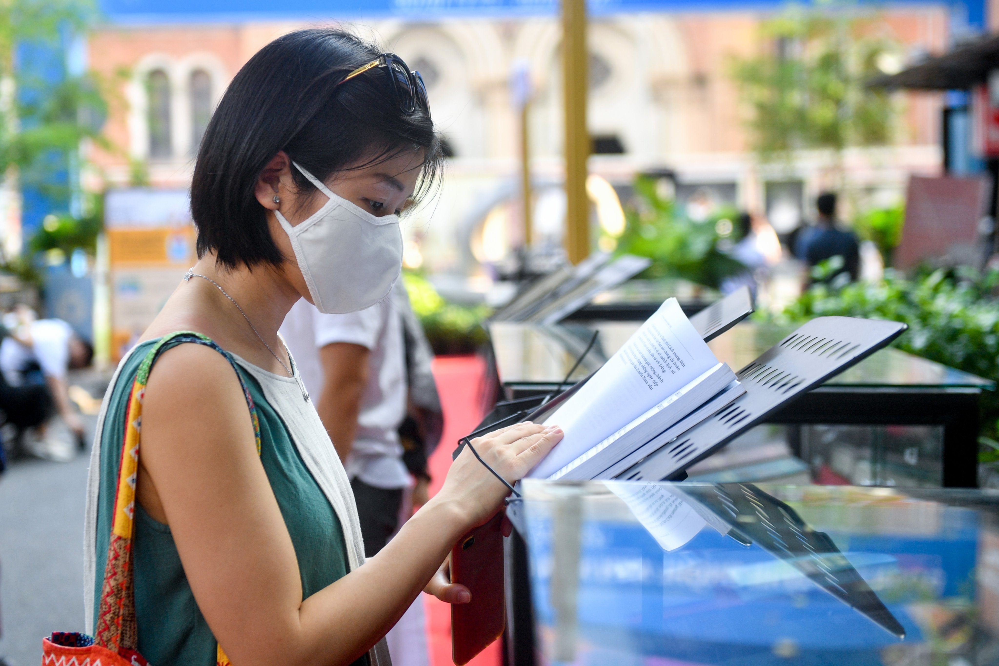 Sach la lieu vaccine tri thuc trong mua dich hinh anh