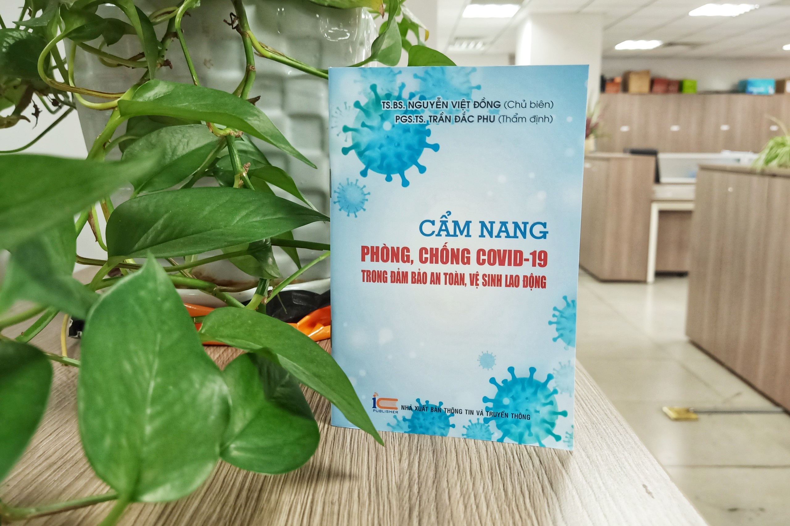 Nganh xuat ban chong dich anh 2