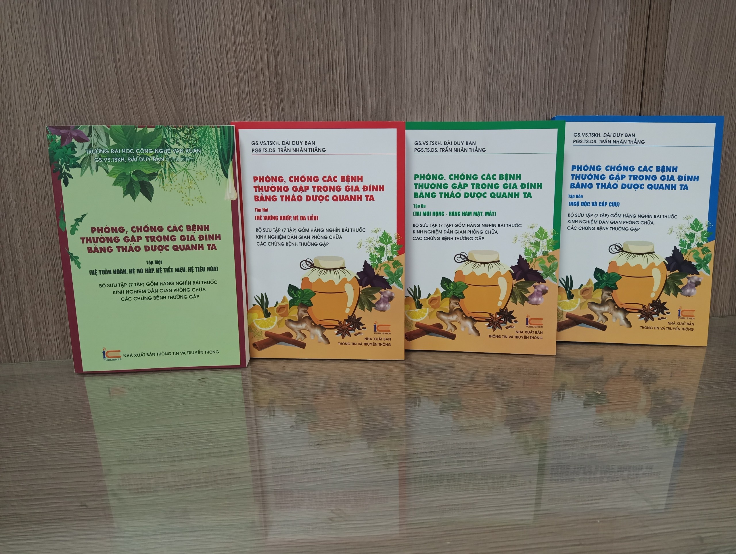 Nganh xuat ban chong dich anh 3