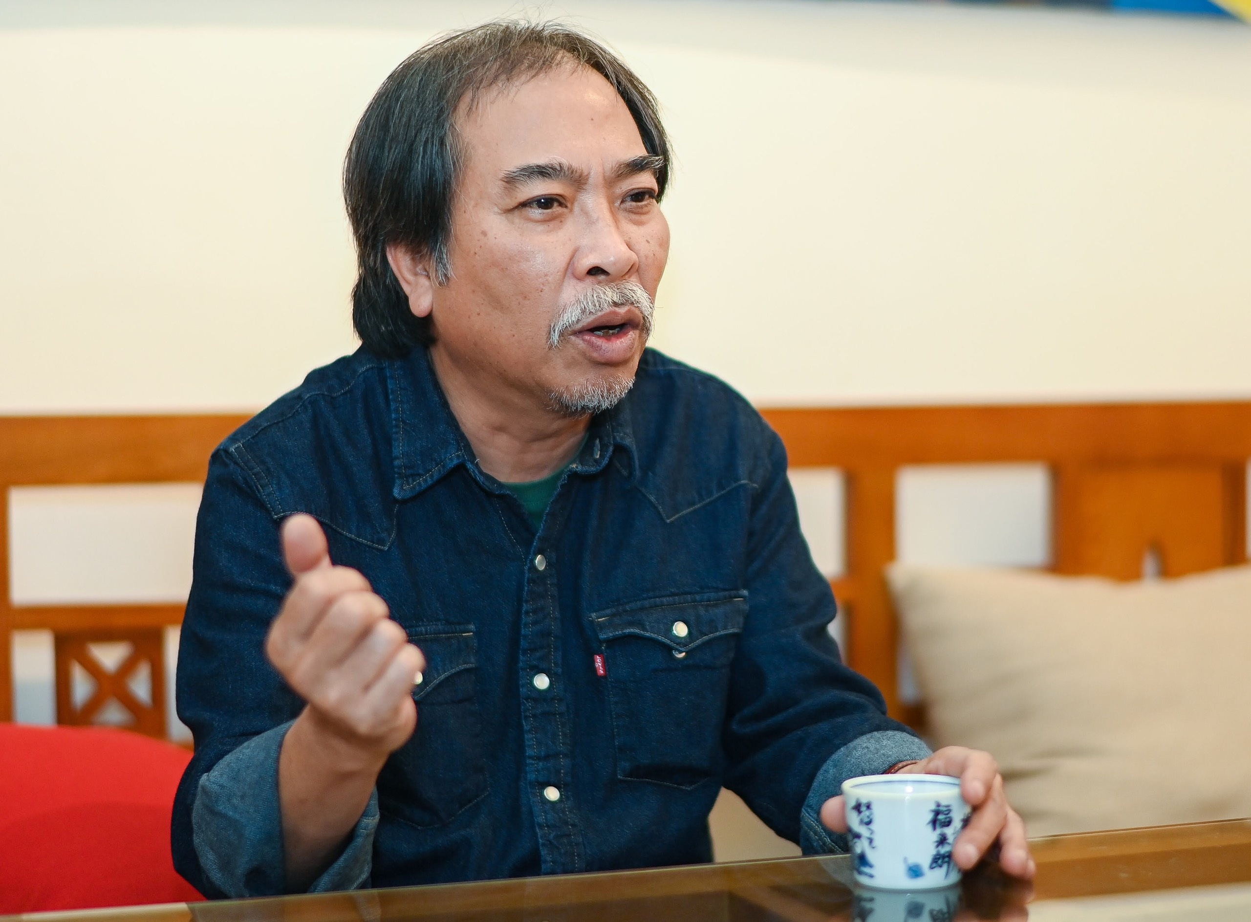 Nha van viet sach chong dich anh 2