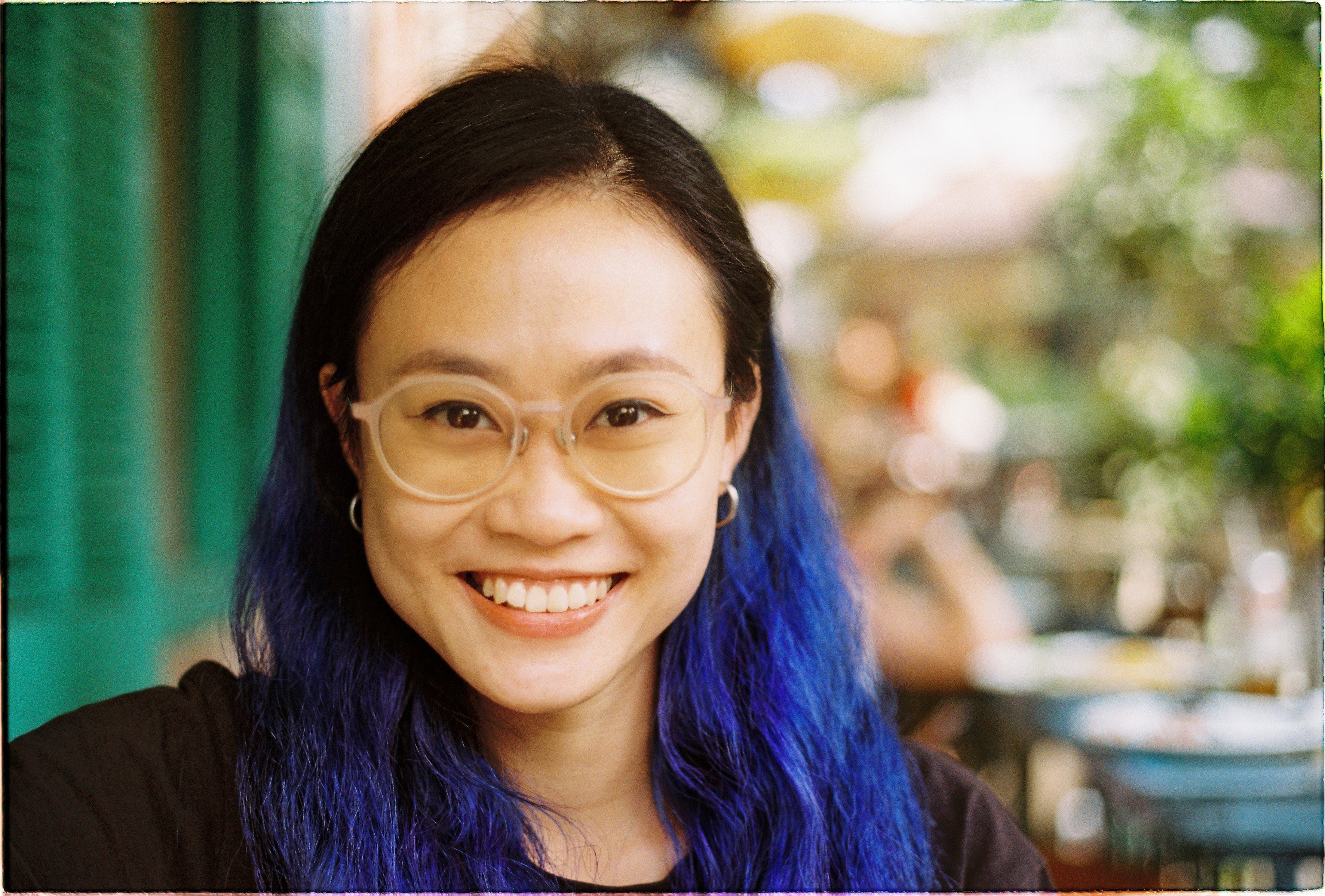 Bo tranh co dong tiem vaccine phong Covid-19 hinh anh