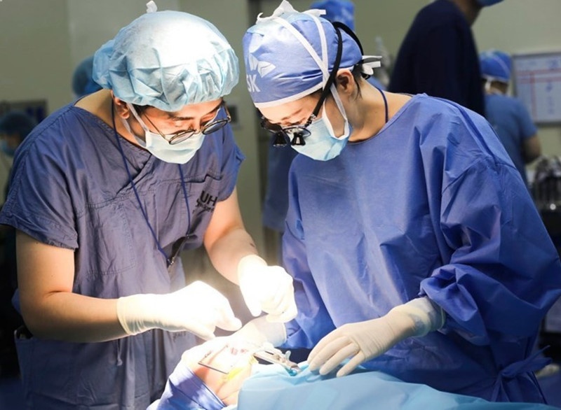 Nhung cau chuyen dep ve nhan vien y te hinh anh