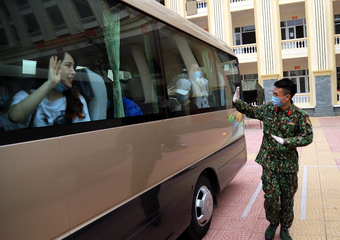 Ngay chia tay khu cach ly tap trung hinh anh