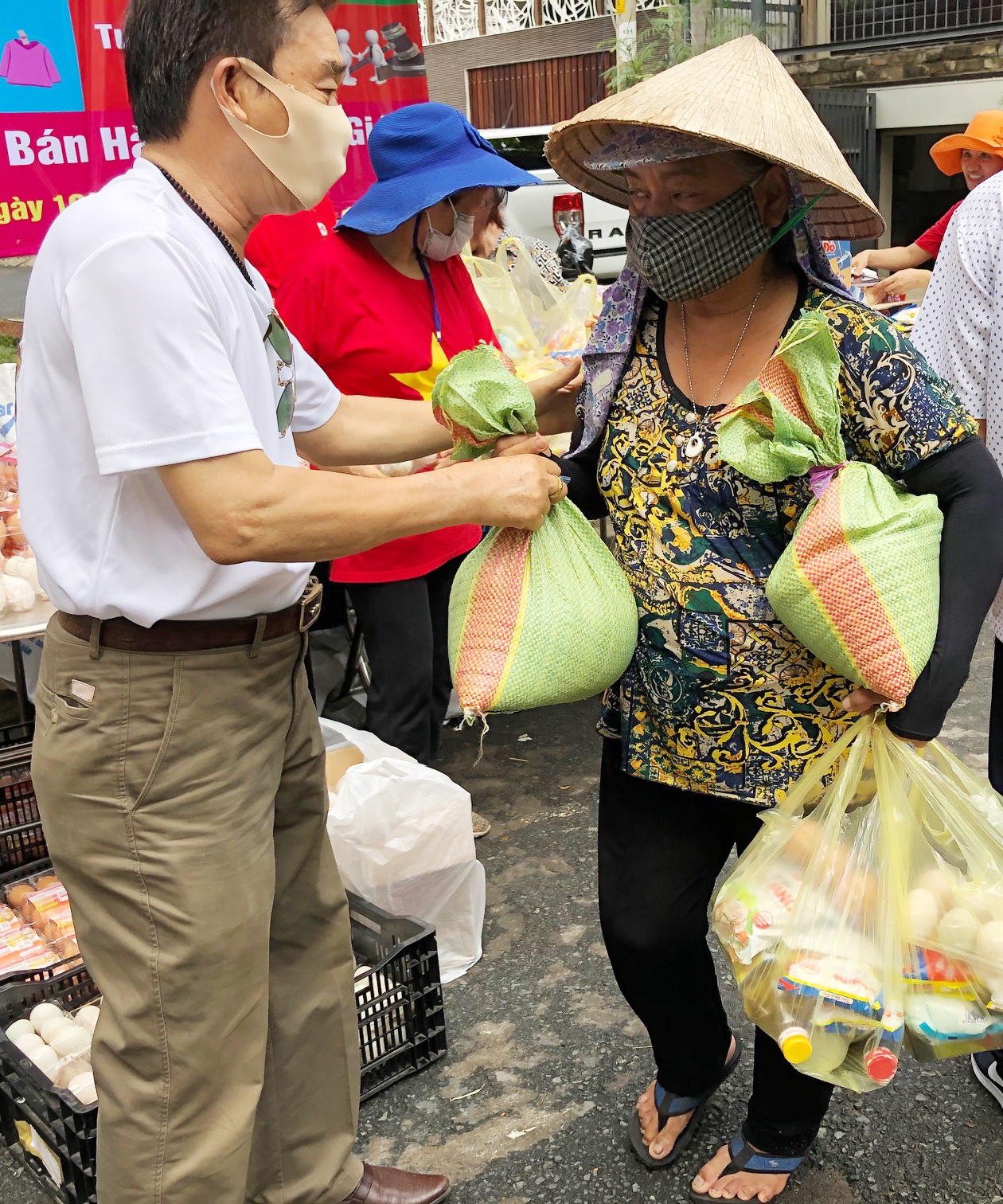 Tinh nguoi trong mua dich anh 1