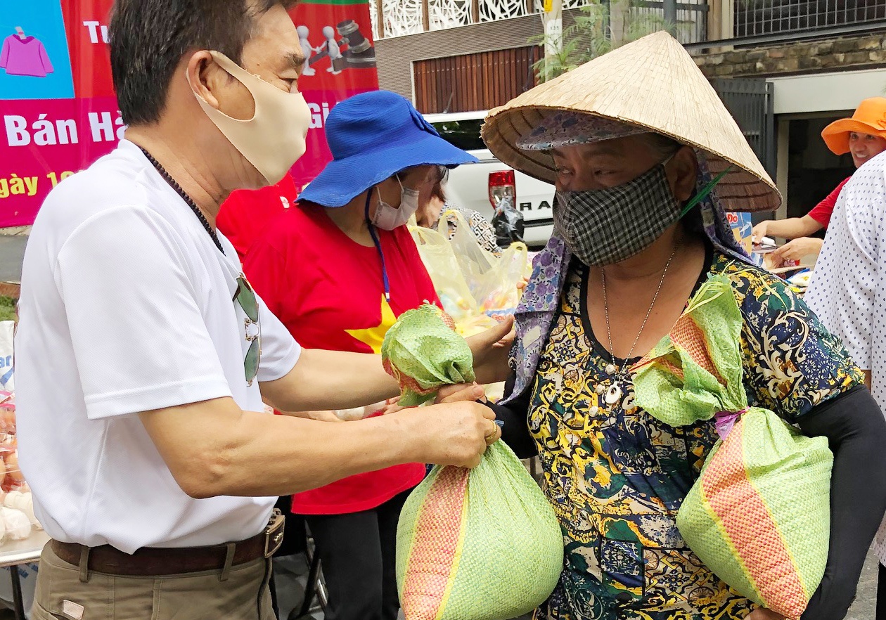 Trong dai dich, tinh nguoi cang toa sang hinh anh