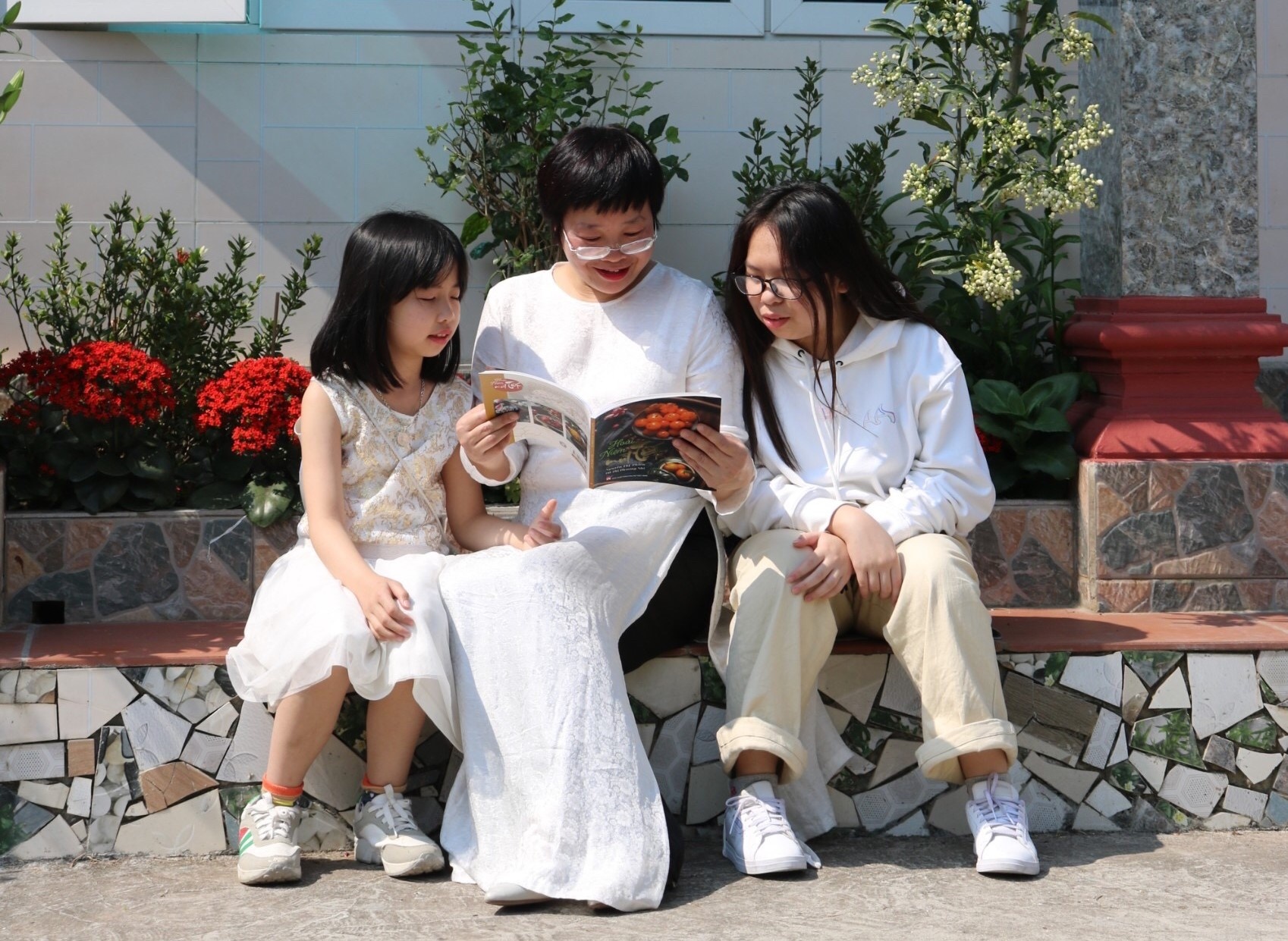 Cung con doc sach anh 1