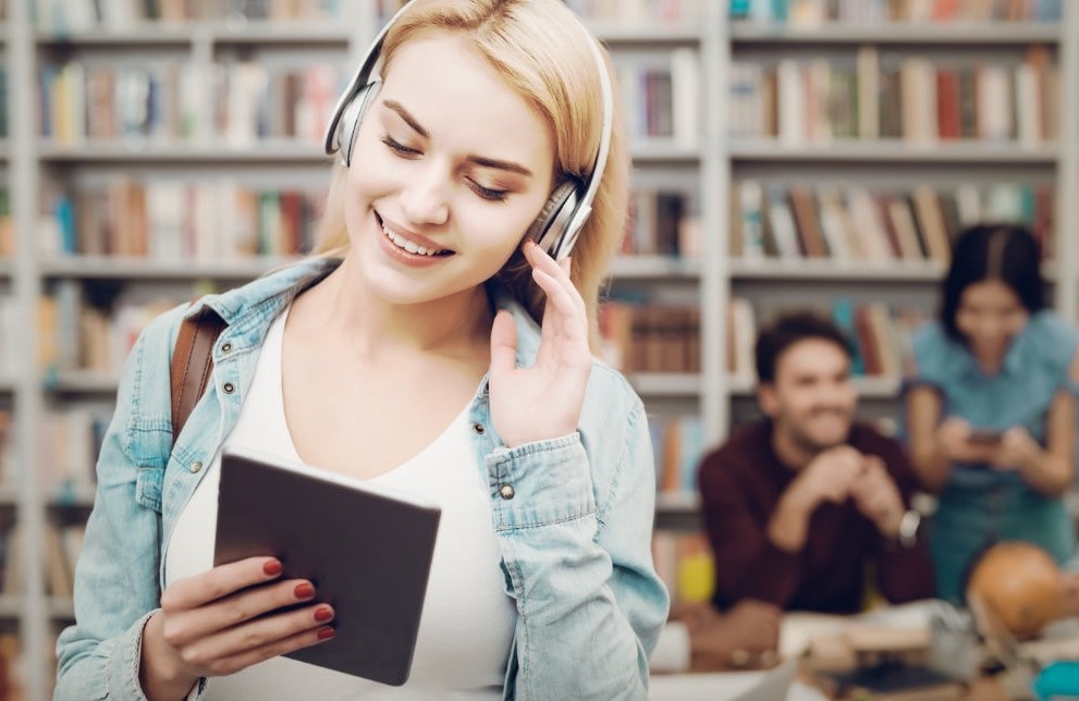 Xu the doc sach tren the gioi trong mua dich hinh anh