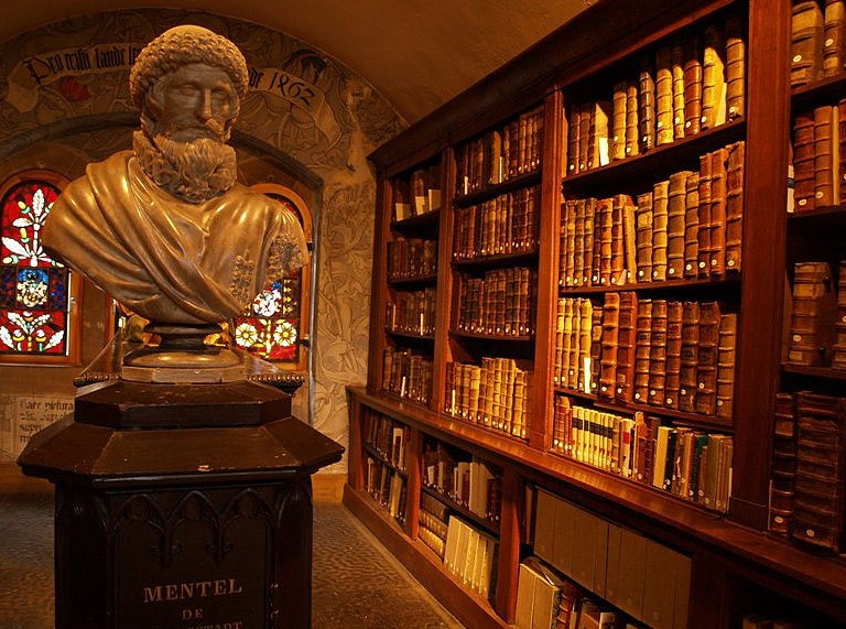 Doc gia Phap tiep can sach quy qua trien lam ao hinh anh