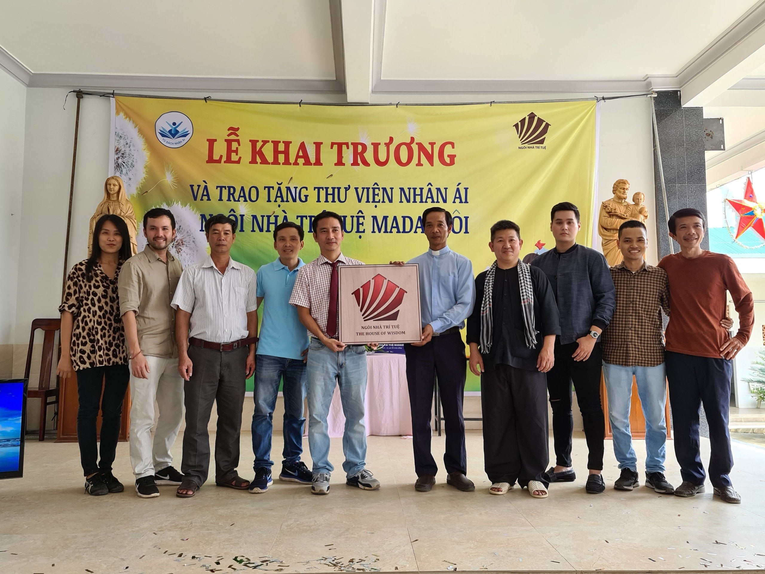 Du an trao tang sach anh 1