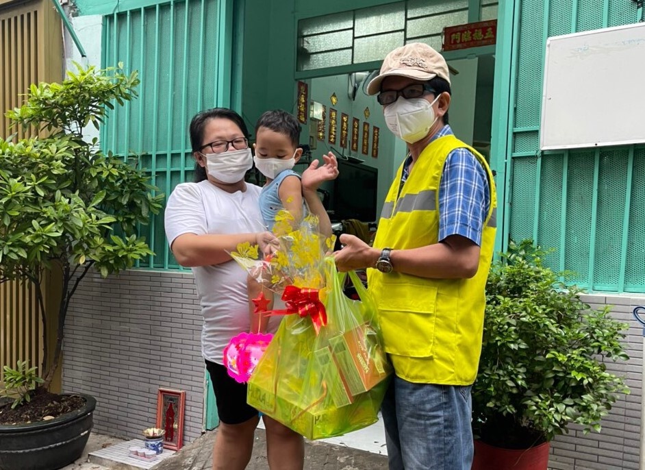 Nha xuat ban tham gia chong dich anh 1