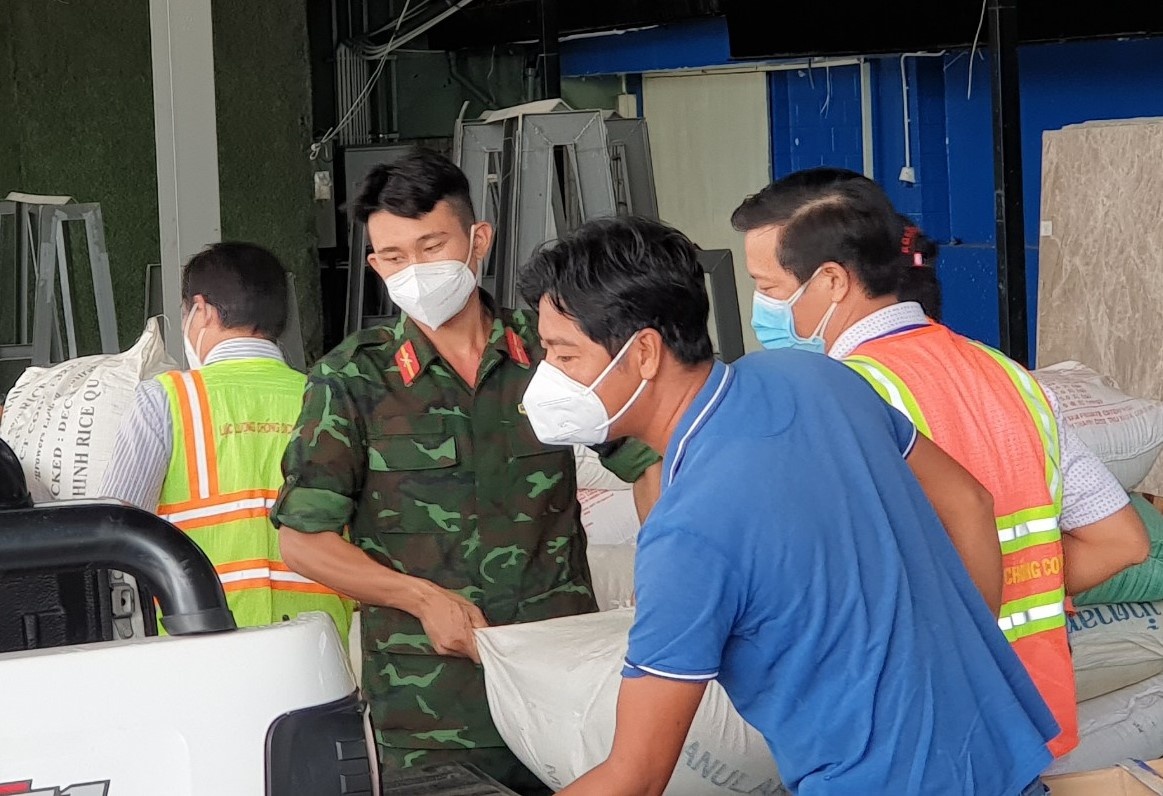 Nhieu don vi xuat ban tich cuc tham gia chong dich Covid-19 hinh anh