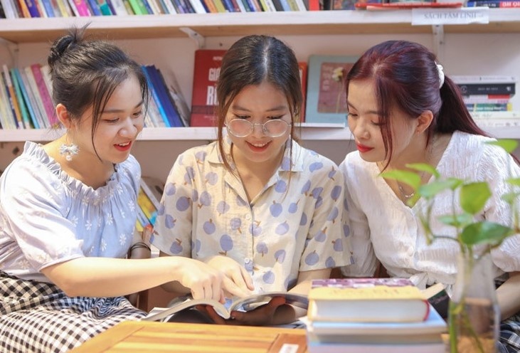 Lan toa tinh yeu sach qua cac cuoc thi hinh anh