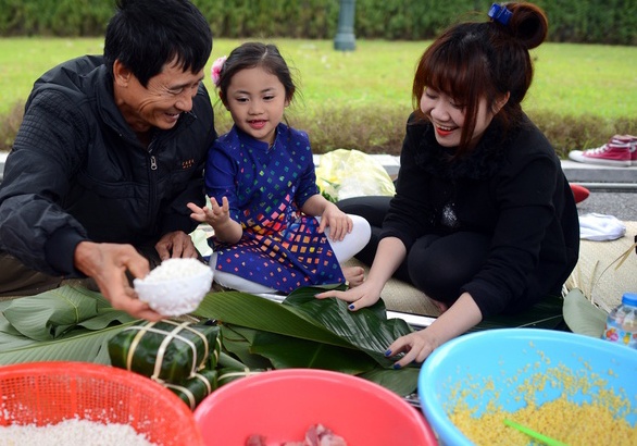 Dua chau ve que an Tet hinh anh