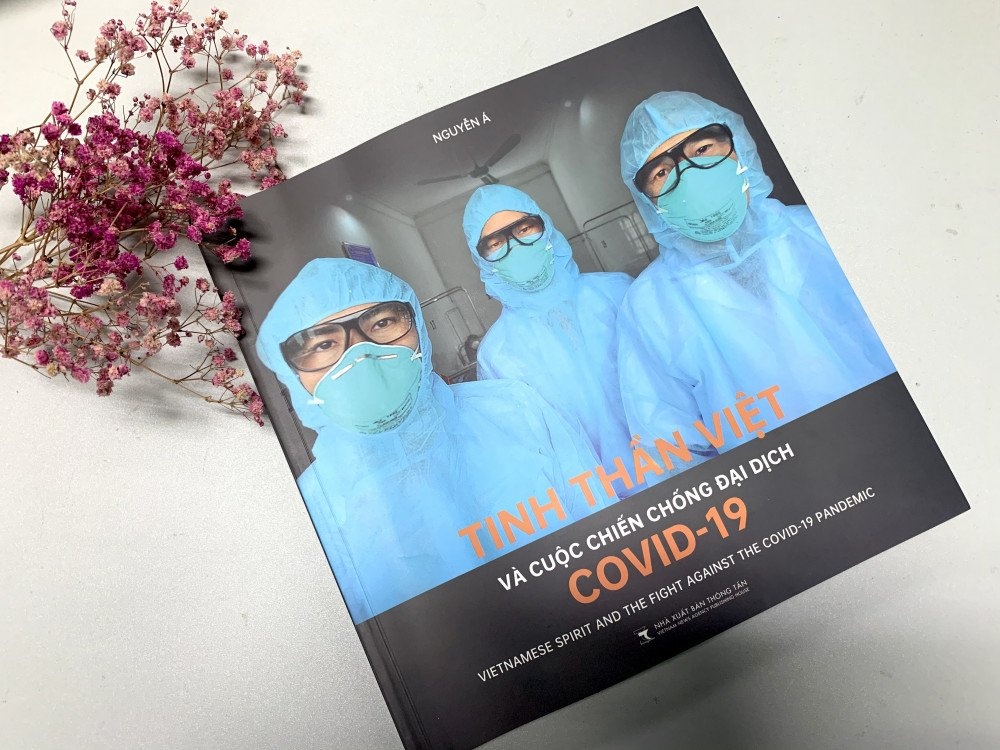 Sach anh ve chong dich doat giai thuong thong tin doi ngoai hinh anh