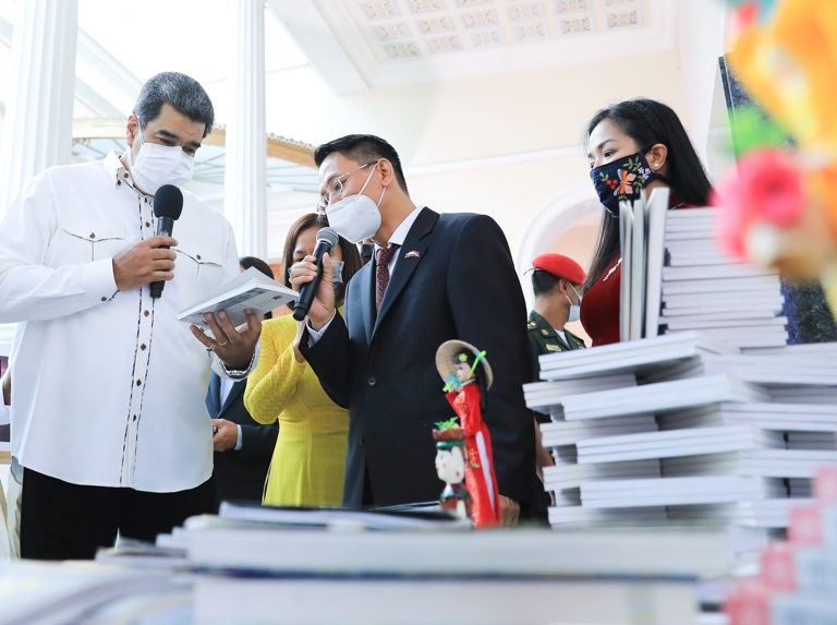 Nha tho Nguyen Quang Thieu: 'Sach chua dung ve dep cua van hoa' hinh anh