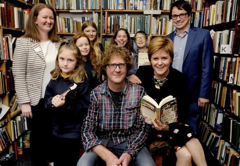 Nhung kieu nguoi thuong gap trong hieu sach hinh anh