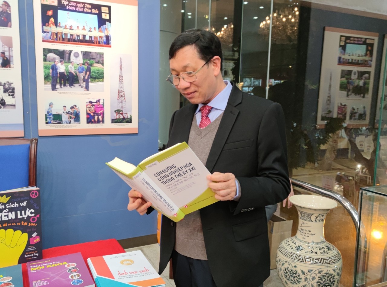 Giai thuong Sach quoc gia lan thu tu anh 2