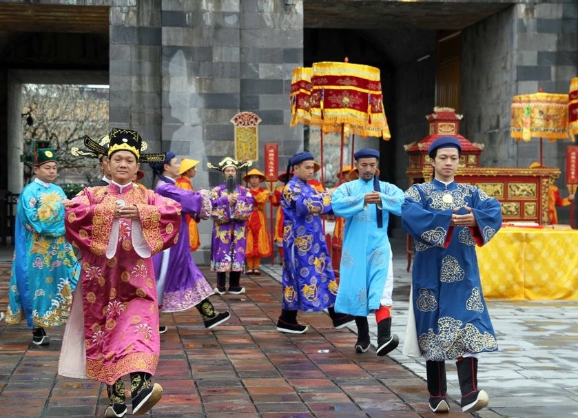 Le Ban Lich dau nam hinh anh