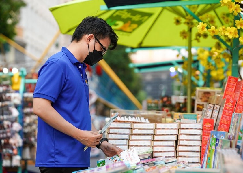 Trai nghiem du xuan ben pho sach hinh anh