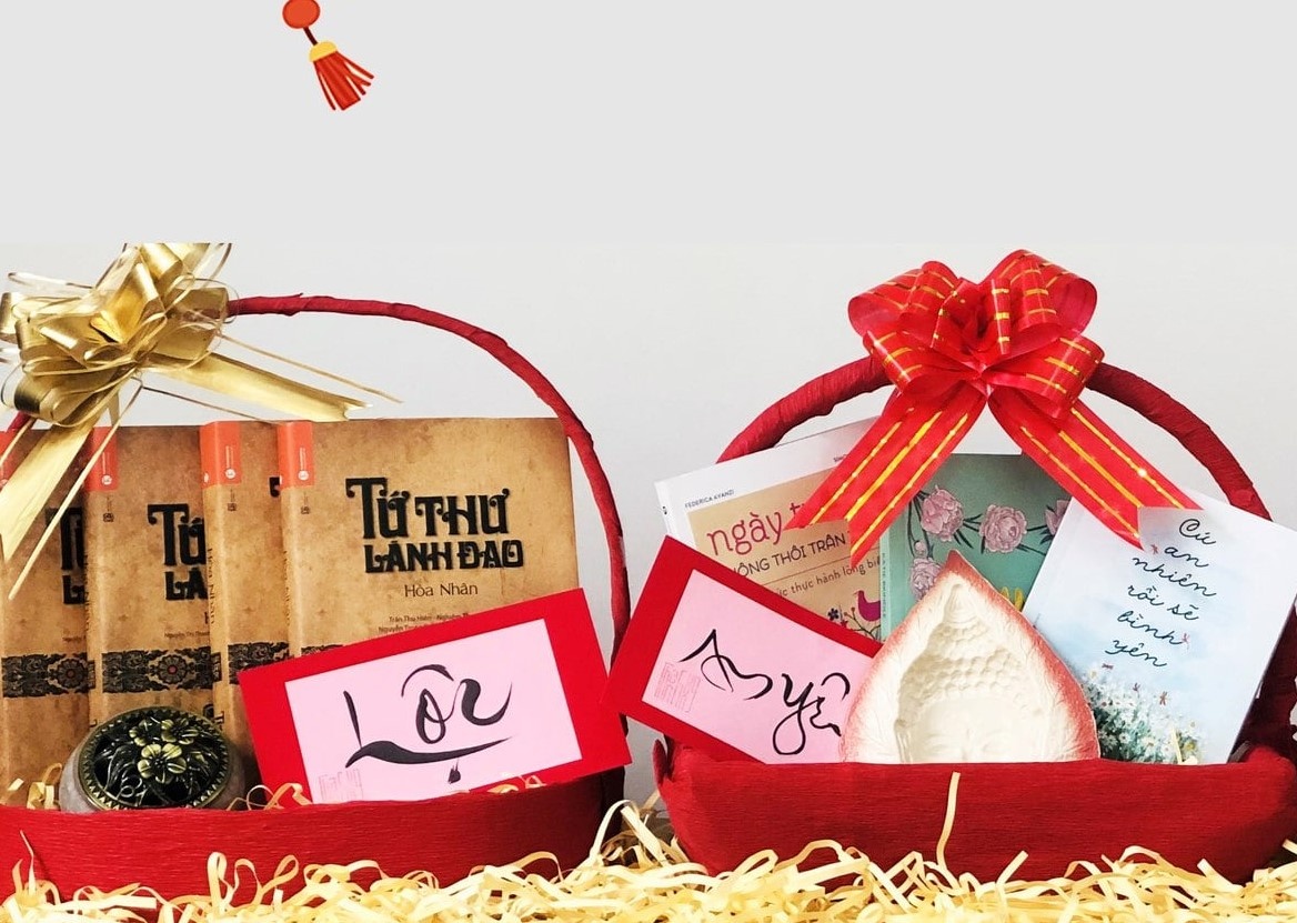 Tang sach dip dau nam hinh anh