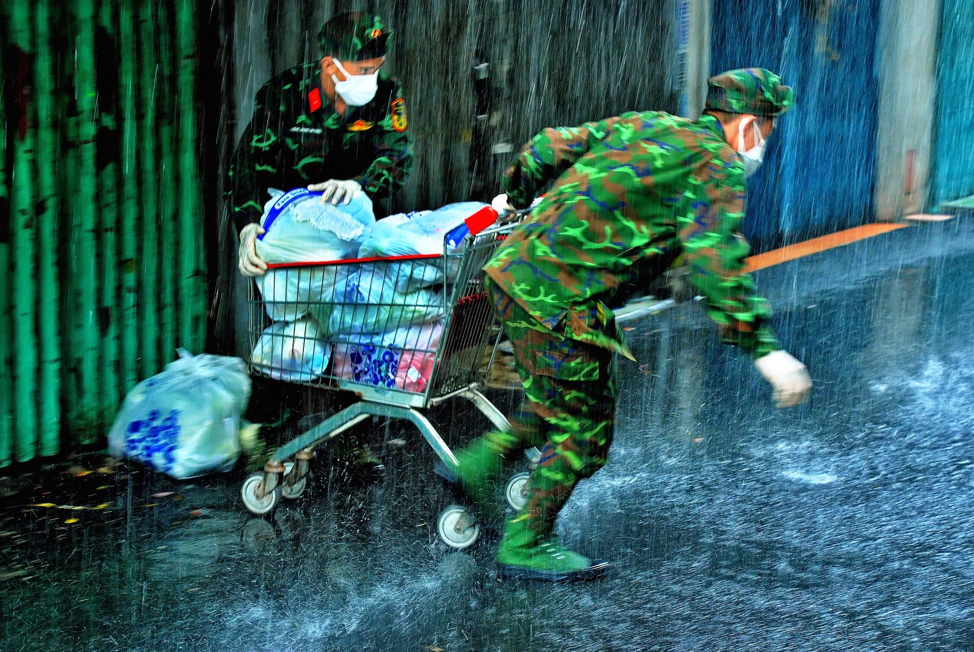 Cong hien cua van,  nghe si trong dai dich anh 2