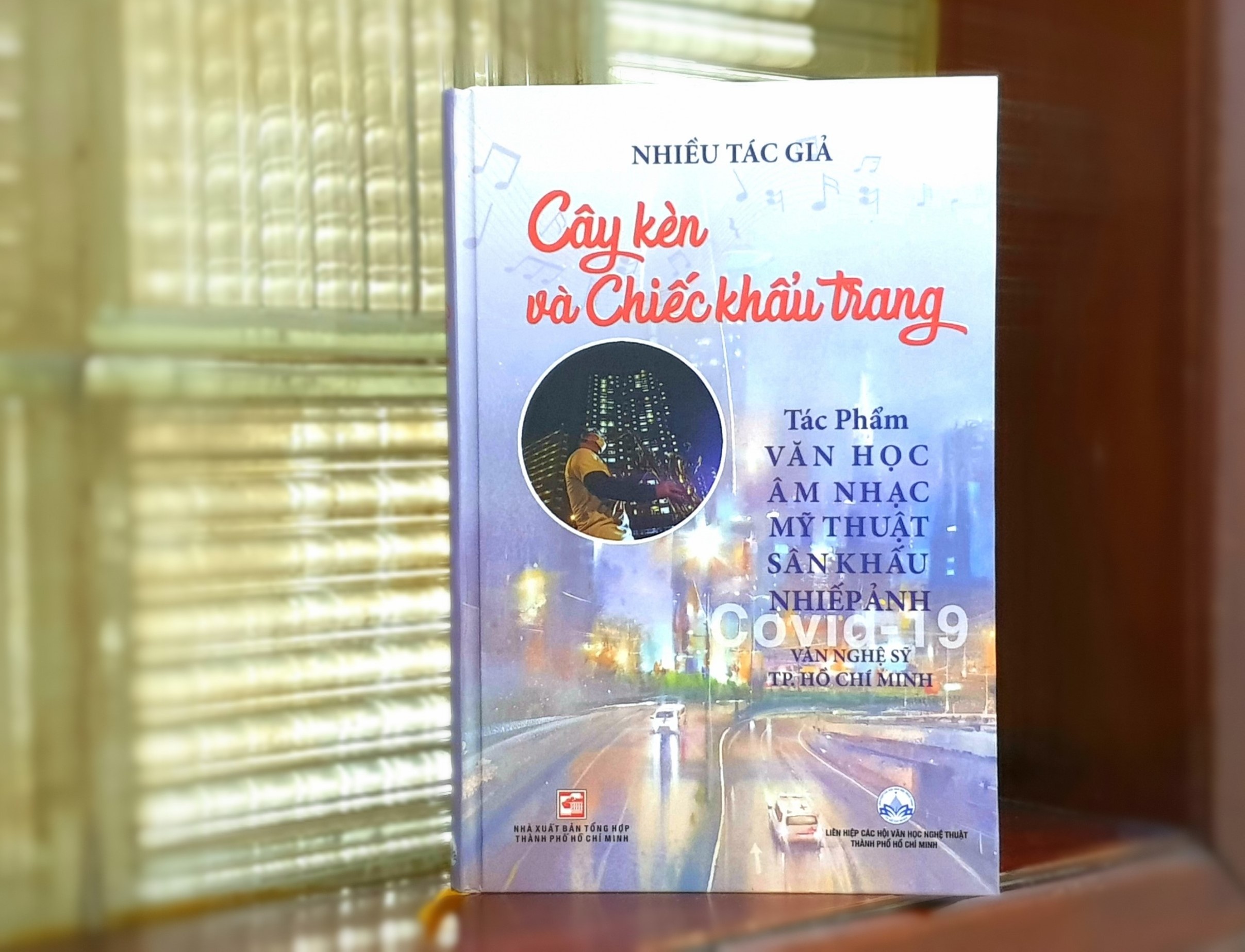 cong hien cua van,  nghe si trong dai dich anh 2