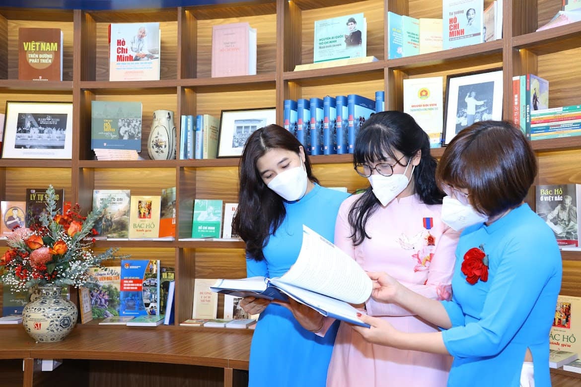 Huong di moi cho mang sach ly luan chinh tri hinh anh