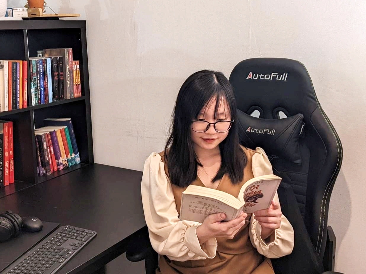 du hoc sinh lam ban voi sach anh 1