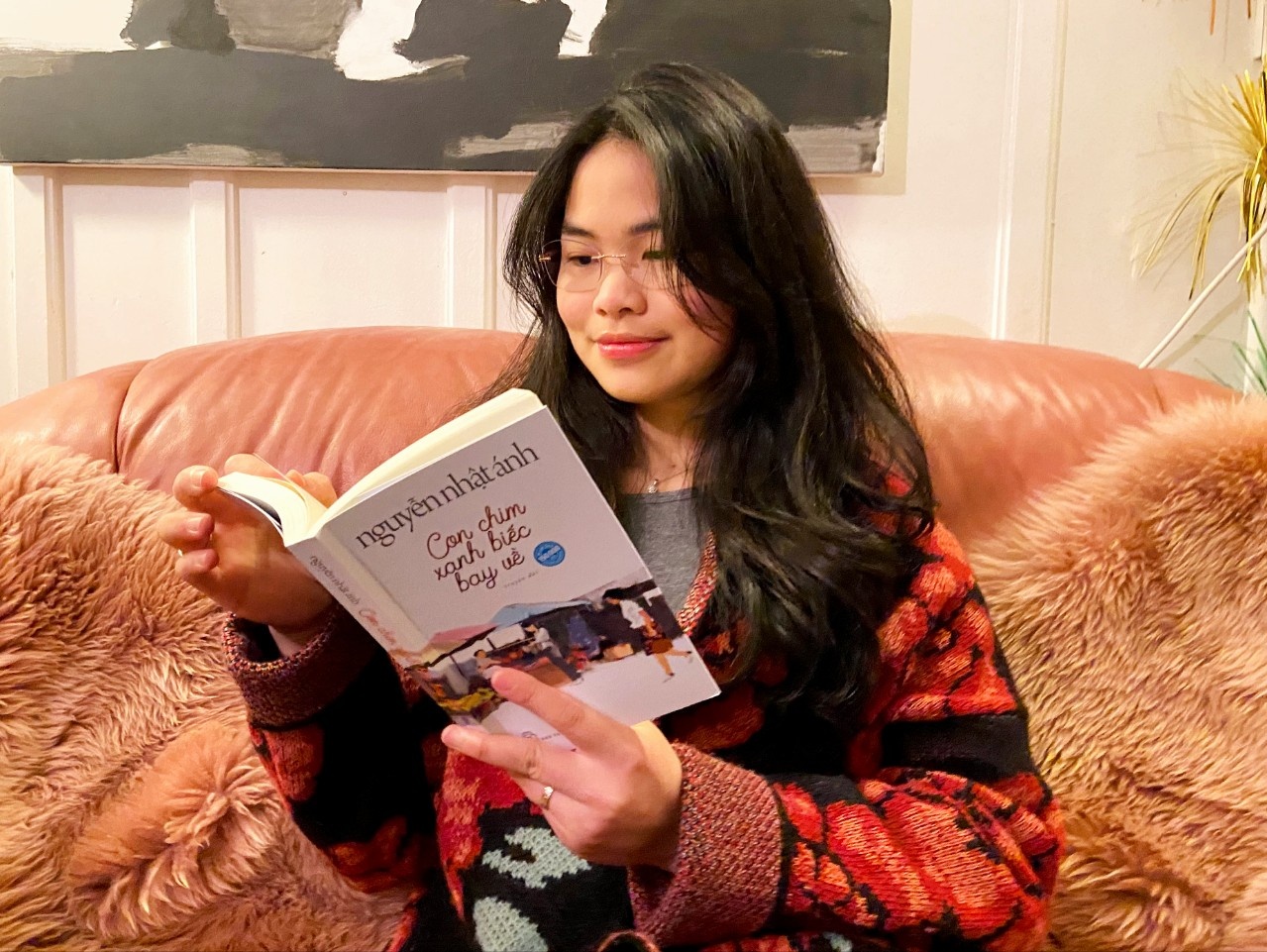 Du hoc sinh lam ban voi sach nhung ngay xa que hinh anh