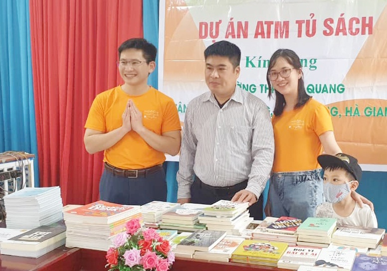 Trao tang 25 tu sach cho cac dia phuong hinh anh