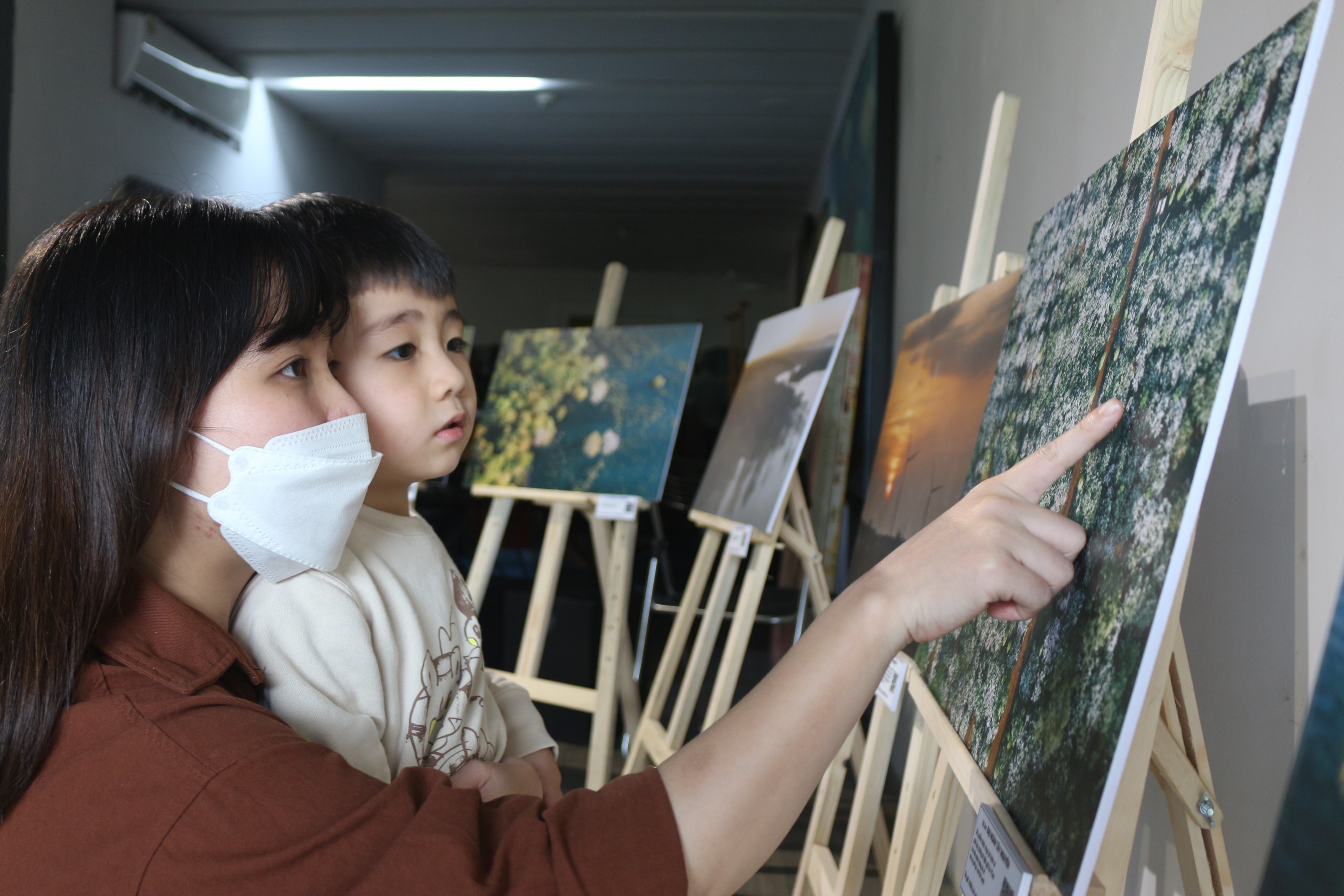 Giup tre nuoi duong tinh yeu thien nhien hinh anh