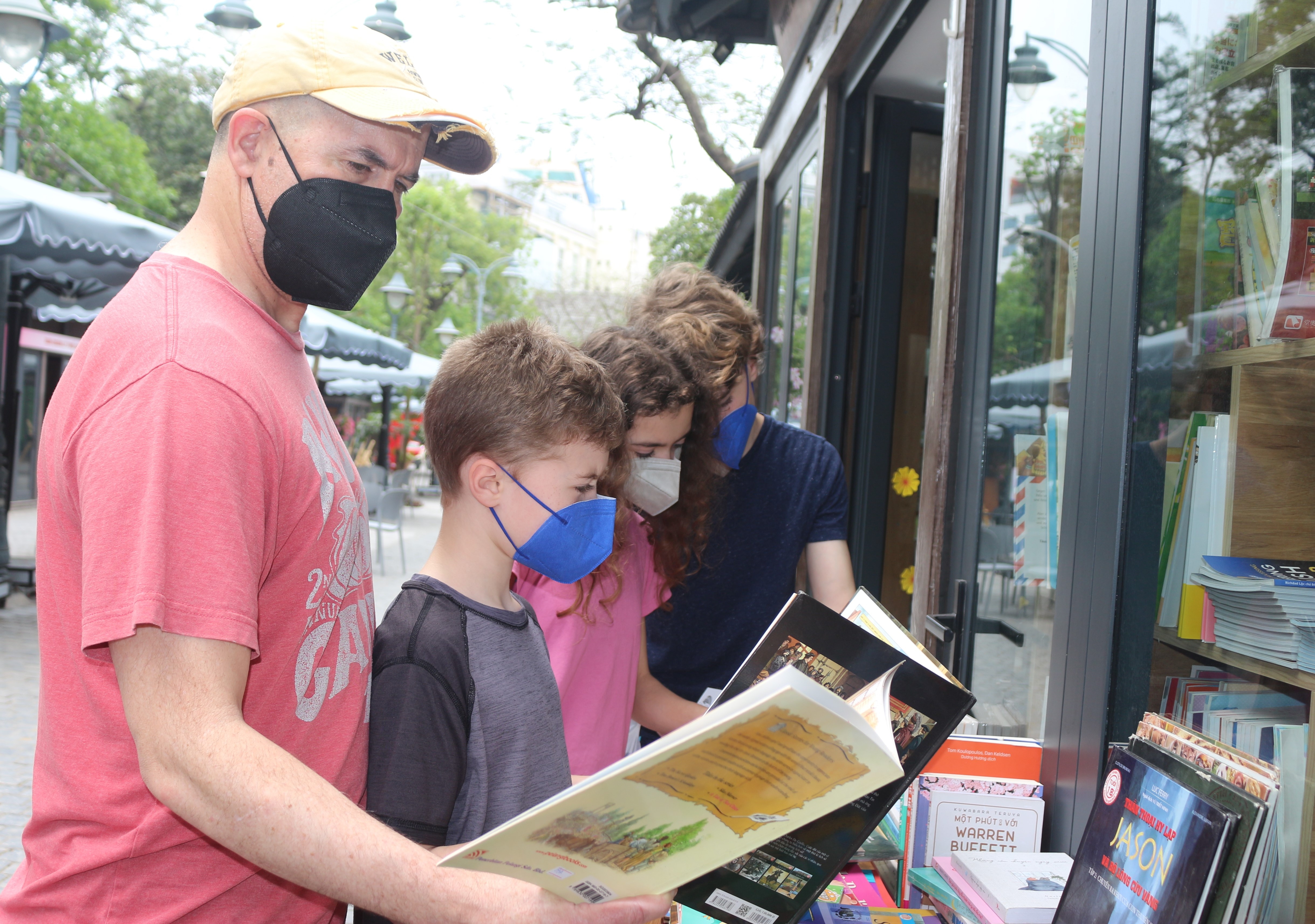 Pho sach Ha Noi thu hut nhieu ban doc hinh anh