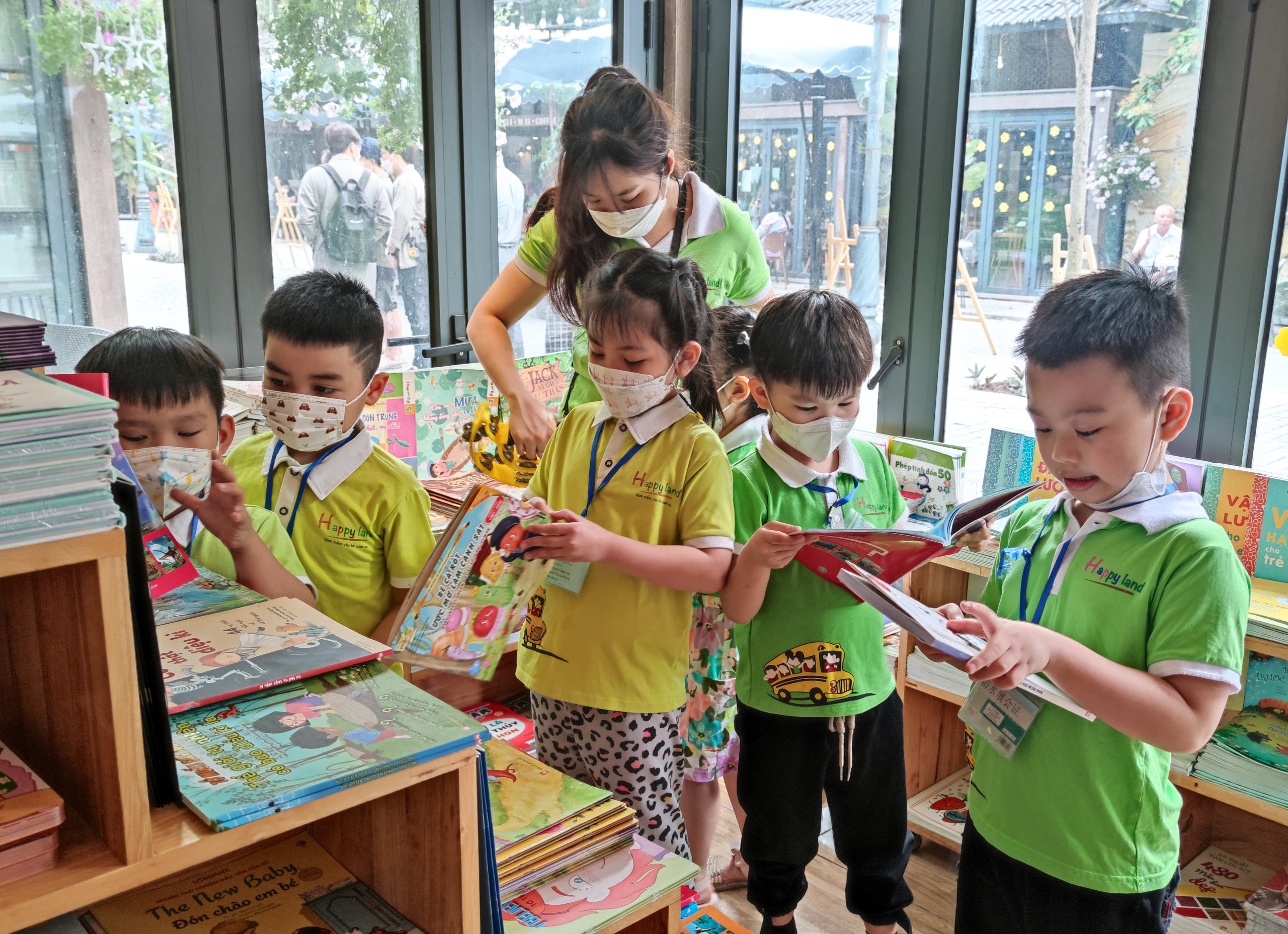 Pho sach 19/12 anh 2