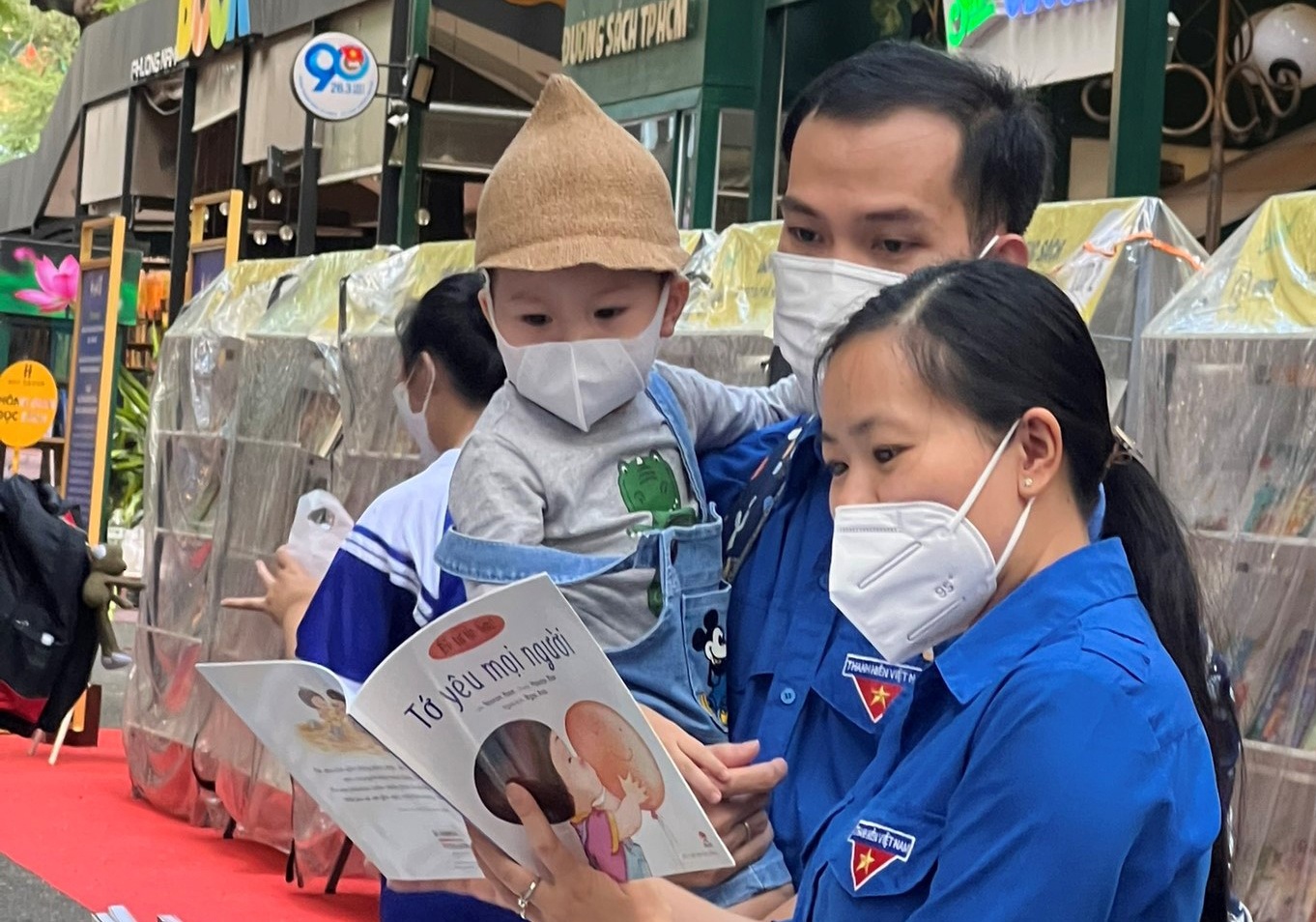 Duong sach TP.HCM don hon 15.000 luot khach dip nghi le hinh anh