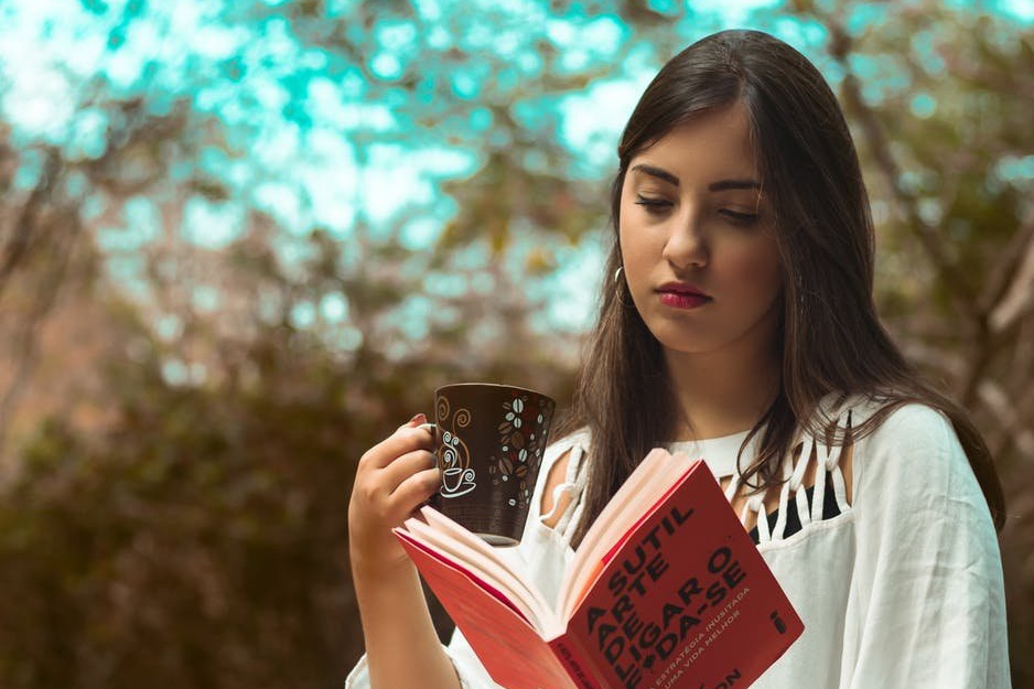 Xu huong doc sach tren the gioi hinh anh