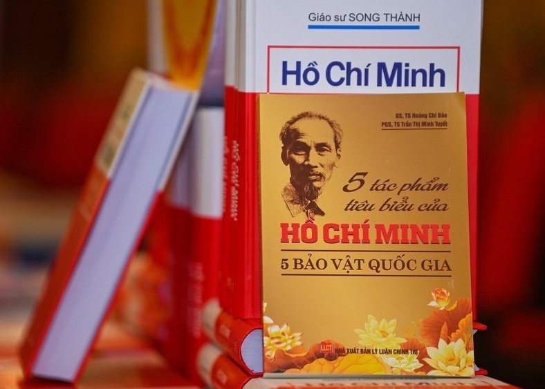 Trung bay nhieu tu lieu ve Bac Ho tai duong sach TP.HCM hinh anh