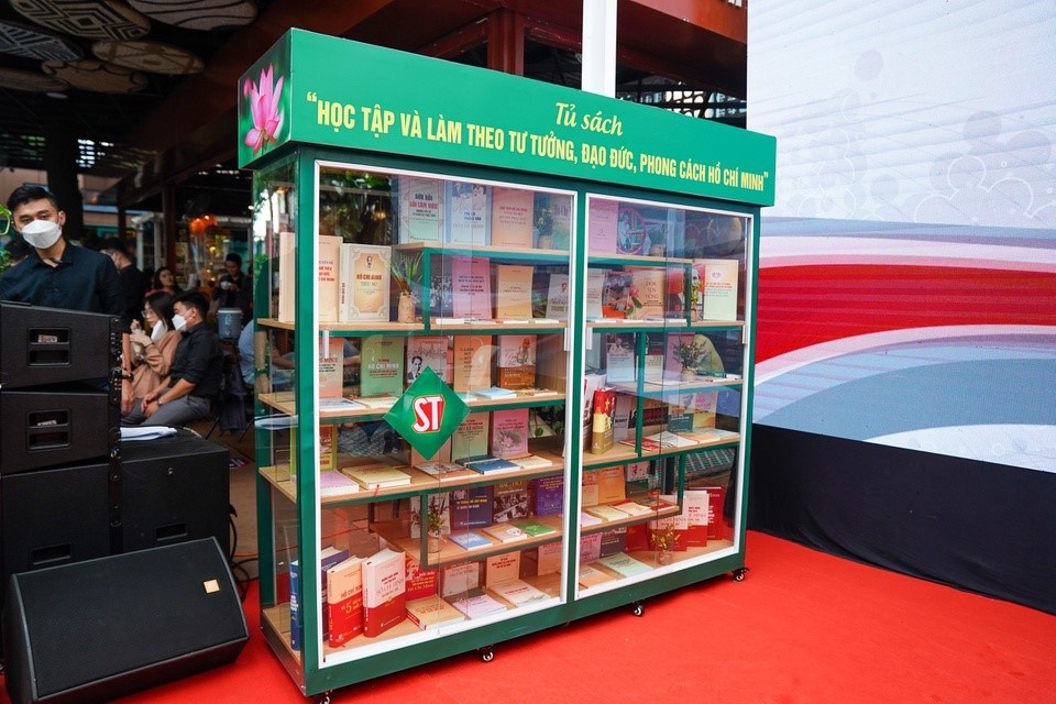 Trung bay tu lieu ve Bac Ho anh 1