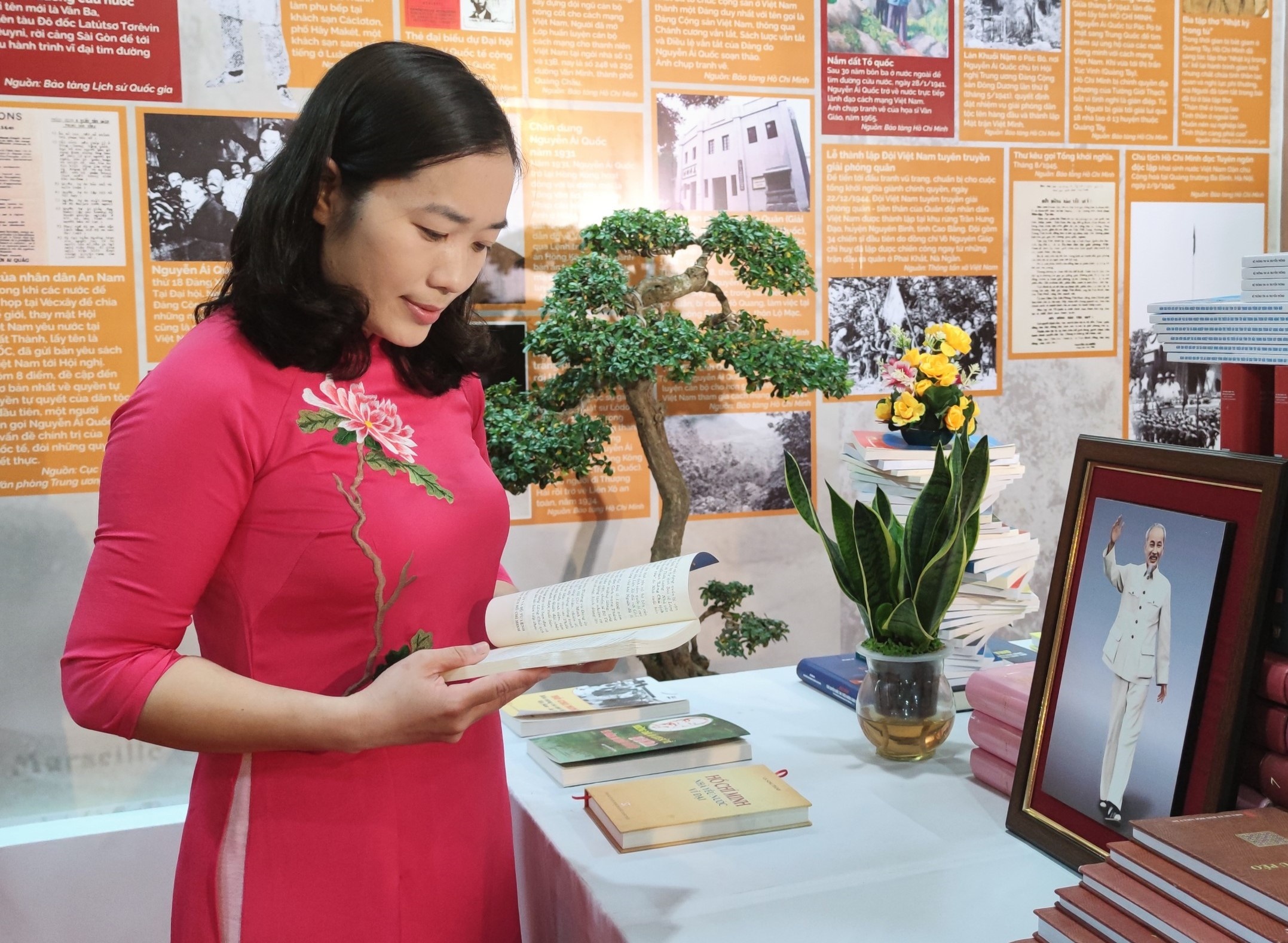 Trung bay sach va tu lieu ve Bac Ho o Ha Nam hinh anh